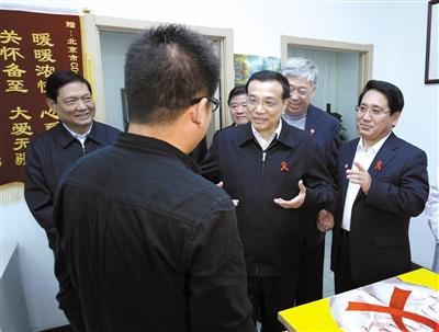 李克強在北京考察艾滋病防治 與感染者握手交流