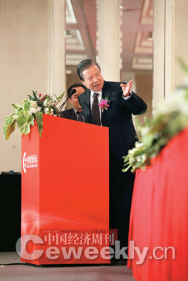 國務(wù)院參事：縮小“四大差距”比漲工資重要