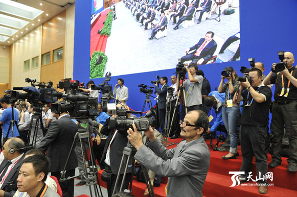 溫家寶出席第二屆中國(guó)亞歐博覽會(huì)暨中國(guó)—亞歐經(jīng)濟(jì)發(fā)展合作論壇開幕式