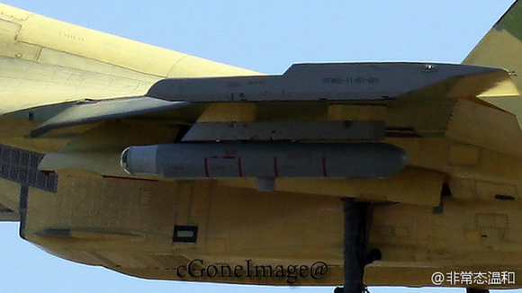 殲-31隱身戰(zhàn)機(jī)成功首飛 殲-11B空中伴飛