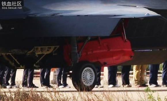 殲-31隱身戰機成功首飛 殲-11B空中伴飛