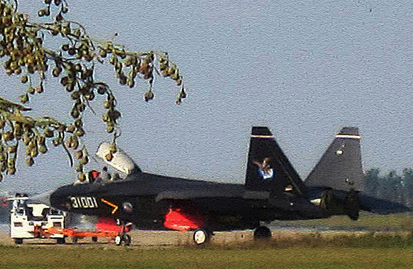 殲-31隱身戰機成功首飛 殲-11B空中伴飛