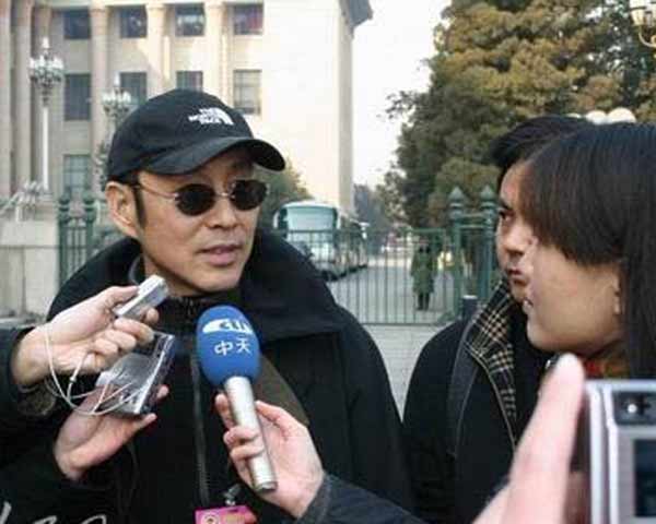 明星蜂擁穿官衣 星爺變委員艷星進政協(xié)