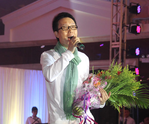 明星蜂擁穿官衣 星爺變委員艷星進政協