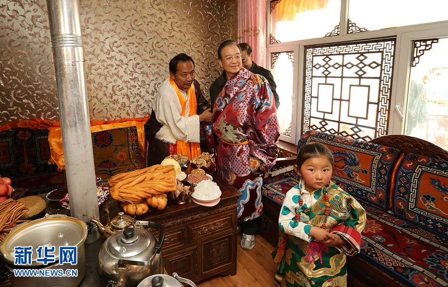 高清圖:溫家寶元旦前夕到玉樹看望慰問各族干部群眾