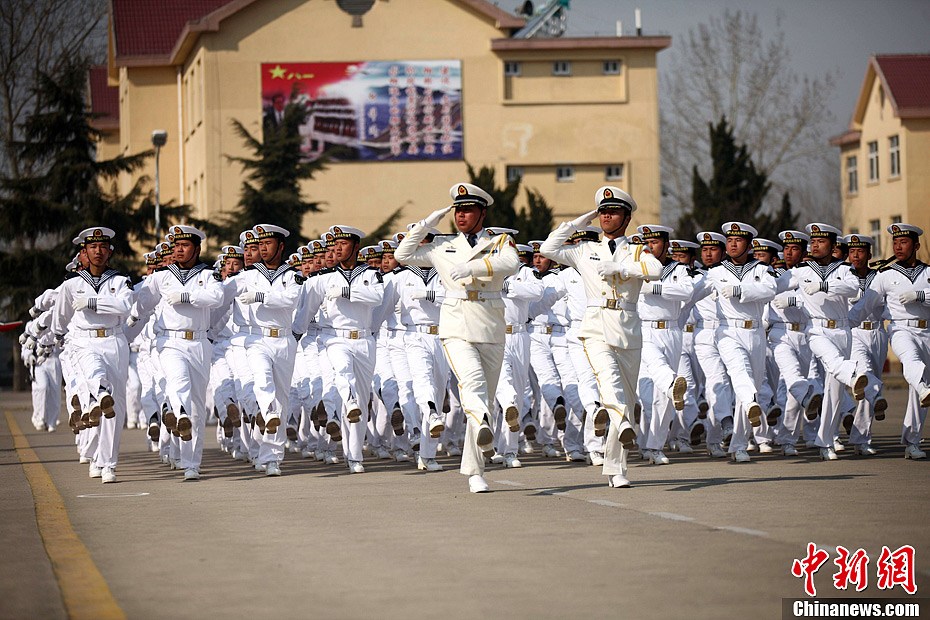 中國(guó)海軍北海艦隊(duì)新兵威武亮相（組圖）