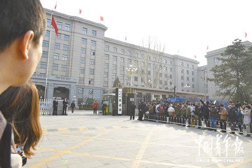 鐵道部換牌過程不到2分鐘 退休員工稱制服會值錢