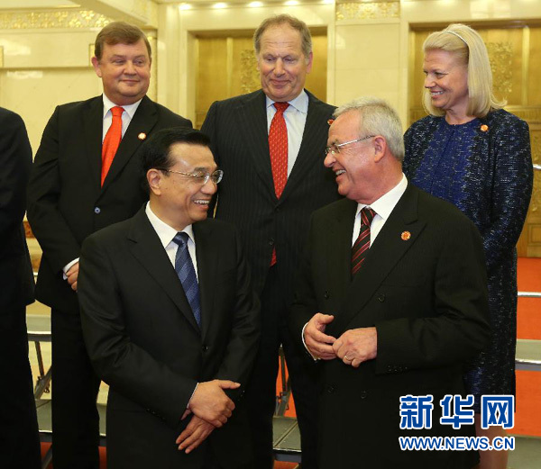 李克強(qiáng)同出席成都財(cái)富全球論壇和全球首席執(zhí)行官委員會(huì)的企業(yè)家代表會(huì)見并座談