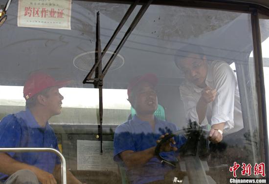 李克強(qiáng)在河北邯鄲考察 登上收割機(jī)了解麥?zhǔn)涨闆r