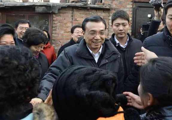 李克強考察棚戶區(qū):彎腰坐上高低床