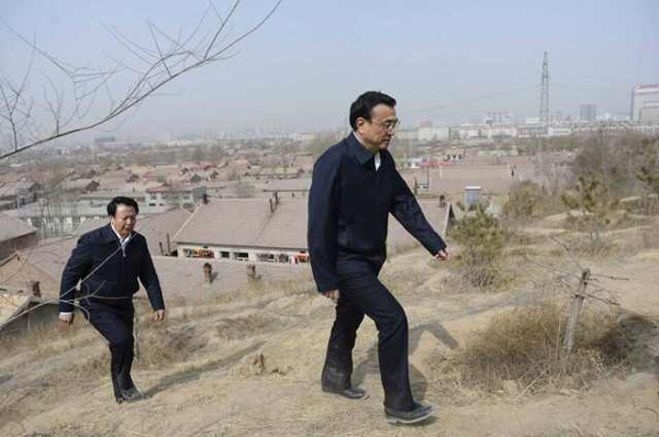 李克強考察赤峰棚戶區(qū)：一定讓你們住上新房