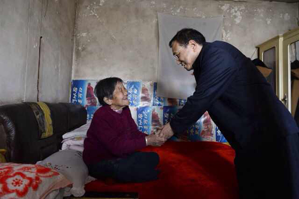 李克強考察赤峰棚戶區：一定讓你們住上新房