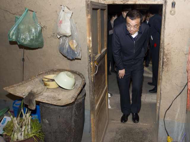 總理察看村民低保卡 詢問(wèn)政策落實(shí)