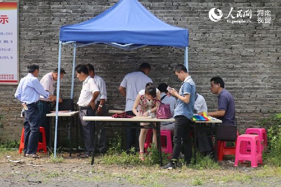 中央巡視組海南接訪點 群眾排隊來訪[組圖]