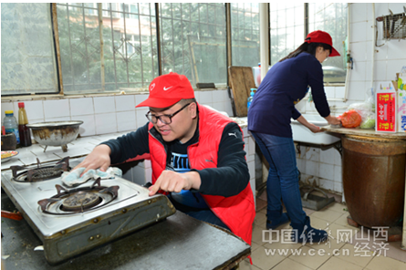 山西晉煤集團宏圣公司“學雷鋒”情暖社區老人