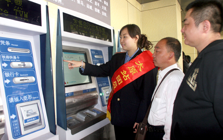 太原站團員青年開展“雷鋒在我心”系列服務活動