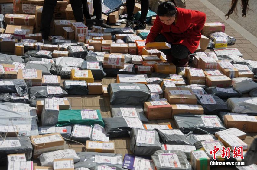 山西一高校迎來新學(xué)期快遞高峰 大學(xué)生地攤挑貨