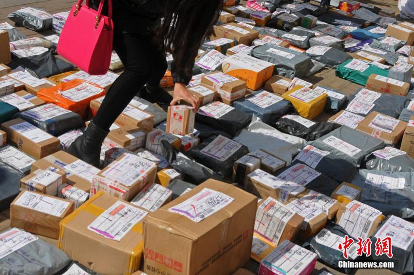 山西一高校迎來新學(xué)期快遞高峰 大學(xué)生地?cái)偺糌?/></p>

<p align=