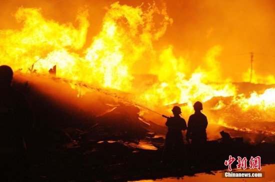 山西太原一木材廠突燃大火 幸無人員傷亡