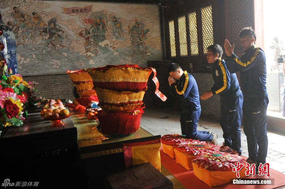 山西一足球隊賽前拜關公