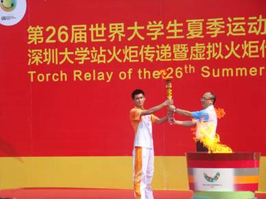 大運會火炬“虹”在深圳傳遞