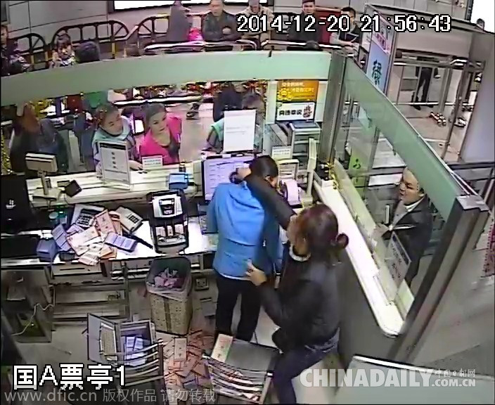 深圳驚現史上最牛地鐵乘客 闖入服務亭掄椅子砸票務員