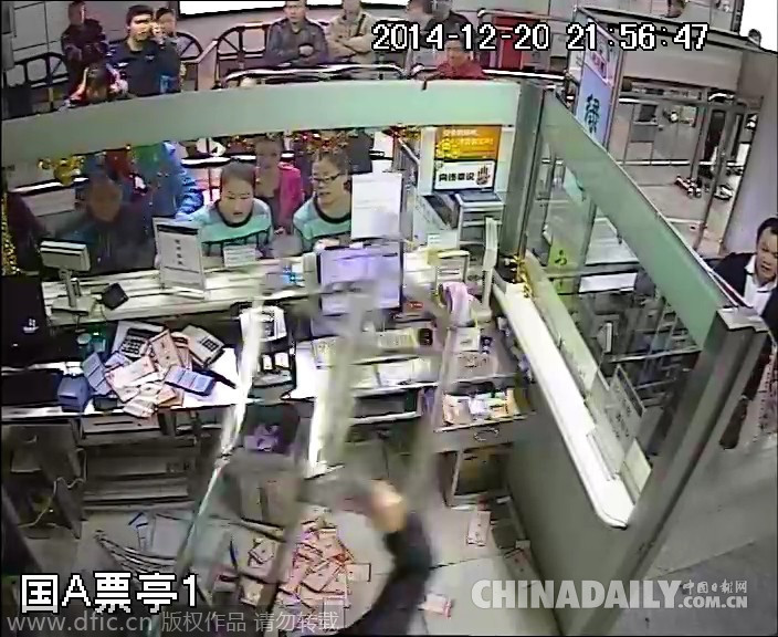 深圳驚現史上最牛地鐵乘客 闖入服務亭掄椅子砸票務員