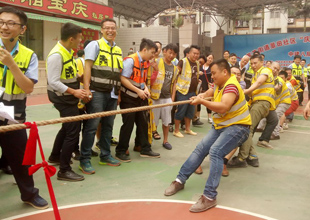 農(nóng)民工趣味運(yùn)動(dòng)會(huì)進(jìn)社區(qū) 與社區(qū)居民一起過節(jié)