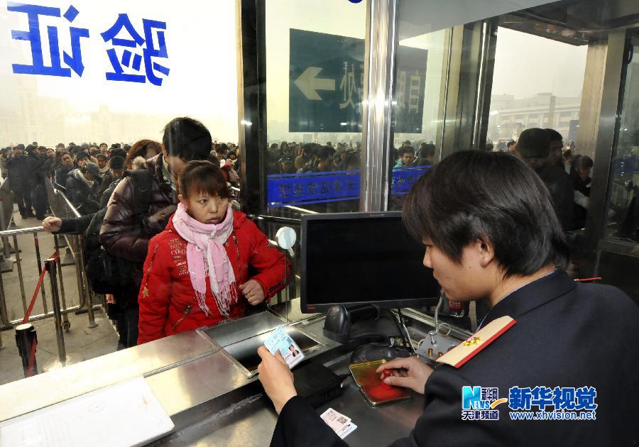 天津火車站迎來春運前返鄉客流高峰
