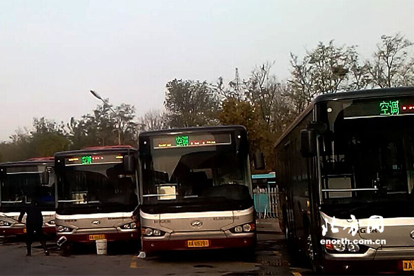 天津公交161路遭民營(yíng)車(chē)主圍堵無(wú)法運(yùn)營(yíng) 盼早日解決
