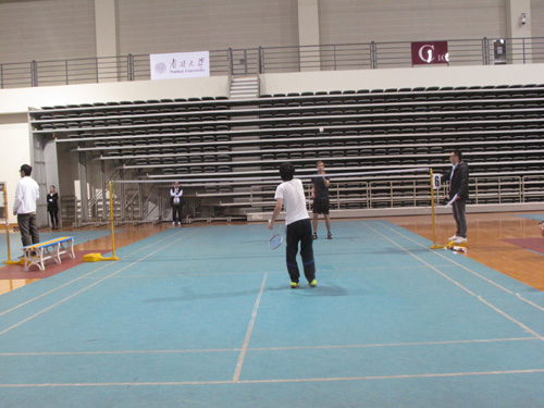 留學(xué)生羽毛球賽躍動(dòng)南開園