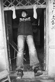 北川“夾縫男孩”：做過3次截肢手術仍打籃球