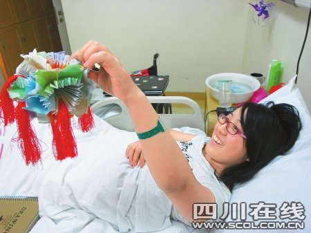 女孩因地震截肢 病房里寫10萬字勵志書(圖)