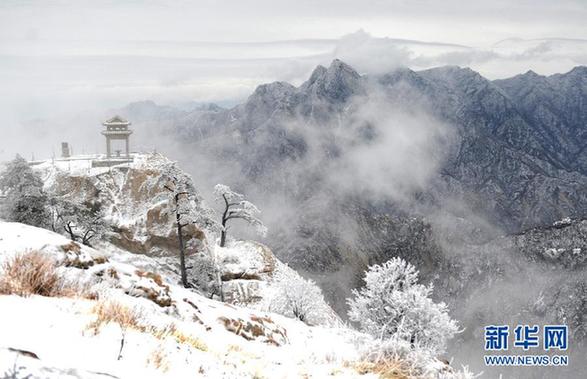 高清：奇險(xiǎn)山峰上的絕美雪景