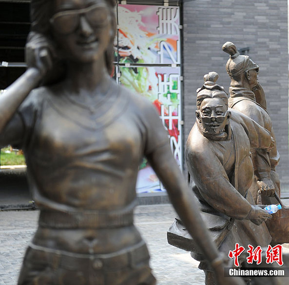 最潮兵馬俑亮相西安：騎機(jī)車瞅美女