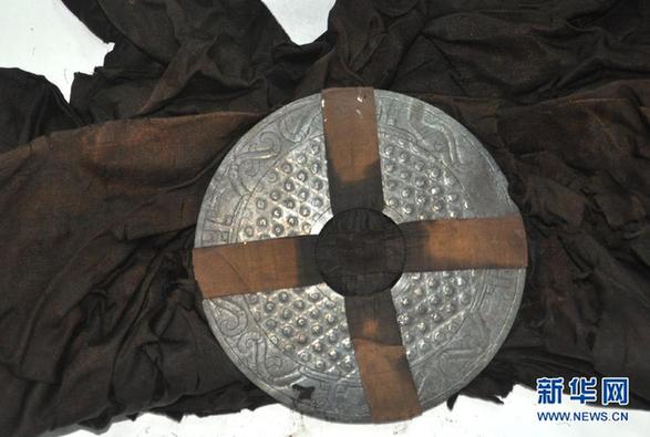 定陶漢墓驚現(xiàn)神秘“包裹”　內(nèi)有玉璧和絲質(zhì)長袍
