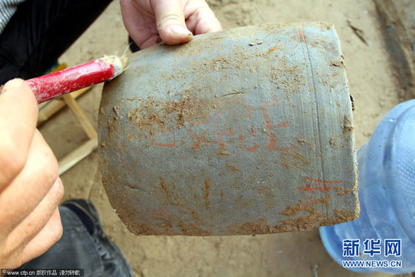 明代夫婦合葬古墓出土 青磚瓦塊現奇特“文字”