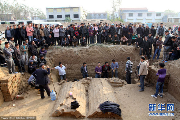 明代夫婦合葬古墓出土 青磚瓦塊現奇特“文字”