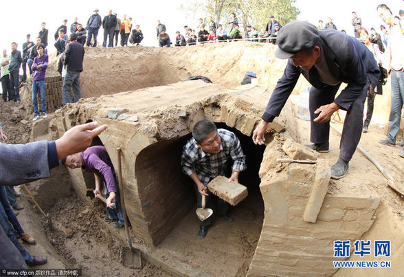 明代夫婦合葬古墓出土 青磚瓦塊現(xiàn)奇特“文字”