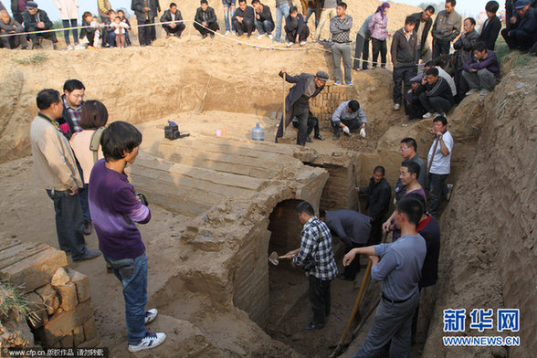 明代夫婦合葬古墓出土 青磚瓦塊現奇特“文字”