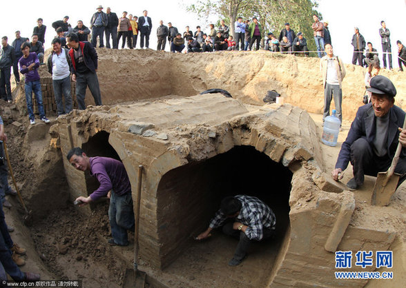 明代夫婦合葬古墓出土 青磚瓦塊現(xiàn)奇特“文字”