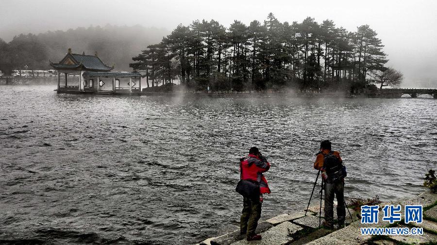 江西廬山云霧繚繞 宛若仙境
