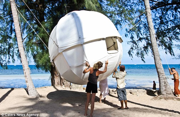 法國男子發明“繭床”可吊在林間(組圖)