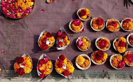 印度千萬朝圣者恒河“裸浴” 共慶大壺節