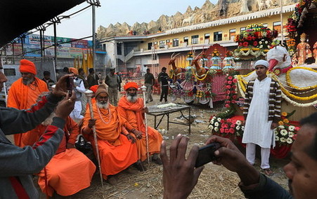 印度千萬朝圣者恒河“裸浴” 共慶大壺節