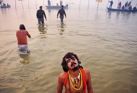 印度千萬朝圣者恒河“裸浴” 共慶大壺節