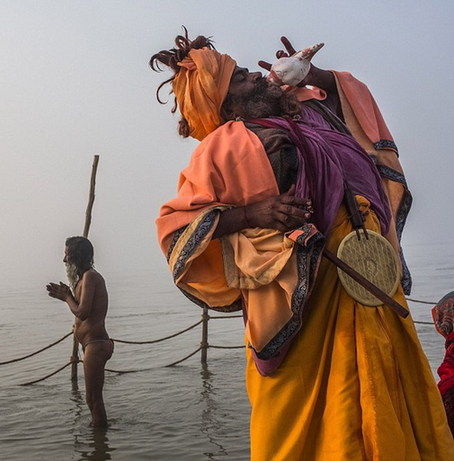 印度千萬朝圣者恒河“裸浴” 共慶大壺節