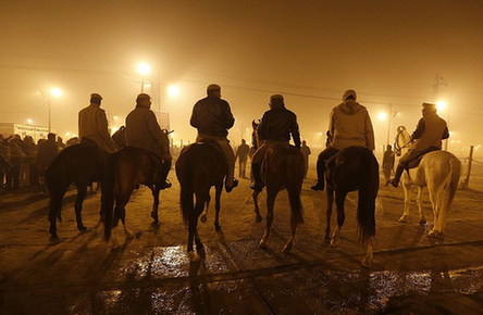 印度千萬朝圣者恒河“裸浴” 共慶大壺節