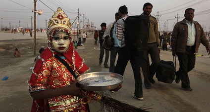 印度千萬朝圣者恒河“裸浴” 共慶大壺節