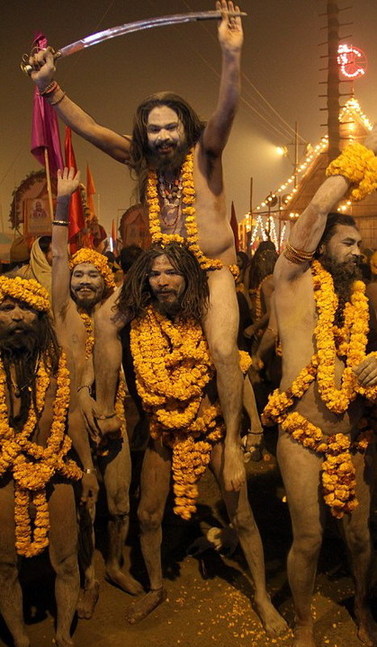 印度千萬朝圣者恒河“裸浴” 共慶大壺節